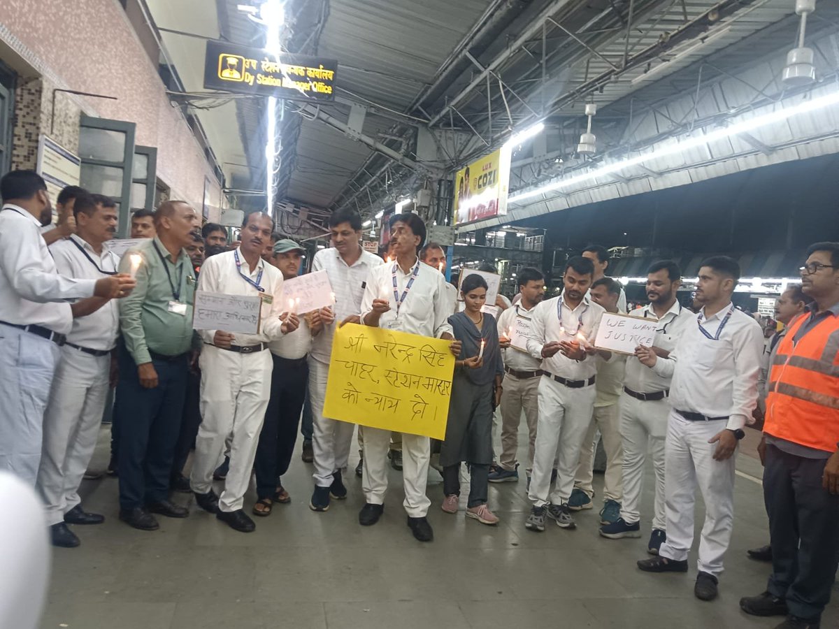 aismair1953's tweet photo. Candles March at JASHIDIH/ASANSOL /ER. By SMs silent protest very loud message. We want a Stringent action on AGC RPF CULPRIT. #AISMA #justicetofrontlinestaff #RailwaySafety
@AshwiniVaishnaw @RailMinIndia @HMOIndia
@CPRONCR @DRM_Agra @PMOIndia @India_NHRC @GMNCR1 https://t.co/ESnNhrDQYK
