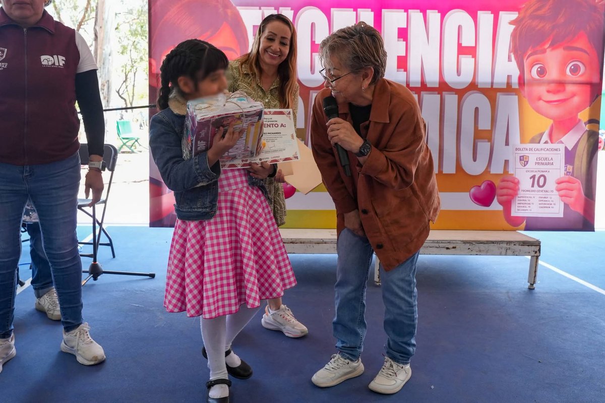 zonacritica17's tweet photo. DIF Municipal de La Paz Reconoce a Estudiantes de Excelencia de Nivel Básico https://t.co/o4IrRsNaB5 https://t.co/q9aVpVh5ob