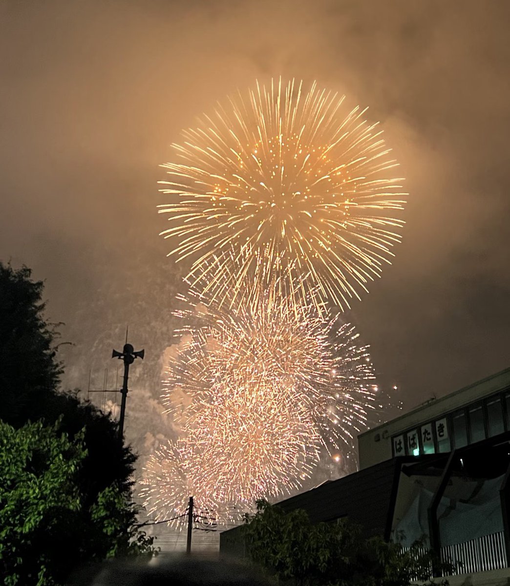 hsnyk127's tweet photo. 隅田川花火大会、約2万発の花火で、19:00〜20:30まで。午前8時には公式で通常開催が確認されました
第1会場（浅草・スカイツリー近く）：19:00開始
第2会場（蔵前・両国近く）：19:30開始
夜に雨が降る可能性があるので、特に注意が必要です公式決定は「荒天の場合は中止」です https://t.co/Rojvdtiv4n