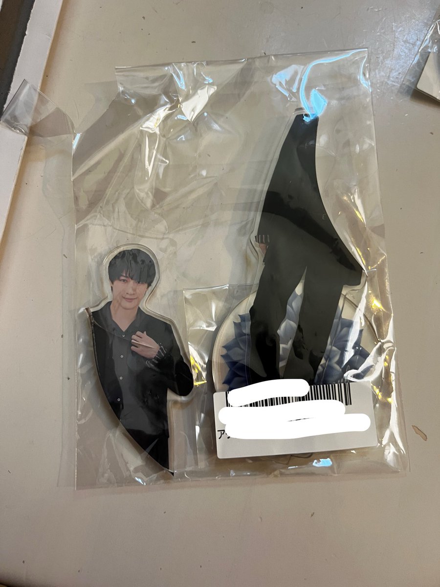 rx48124's tweet photo. 念のため
先ほど鈴木祐大さんのバースデーグッズが届いたのですが画像のような状態でした。
届いたらすぐ確認を https://t.co/iFAf9cfgBC