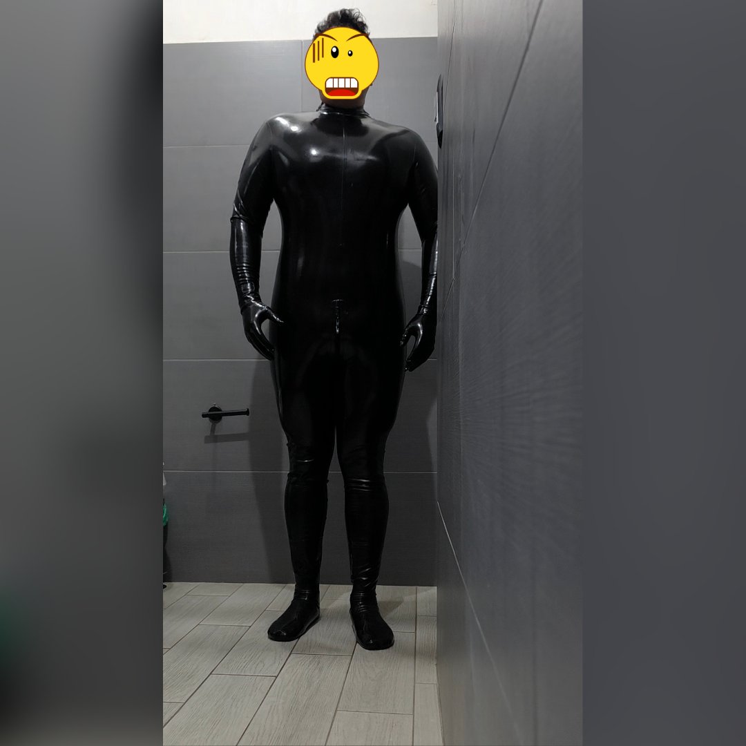 DavidPerci67218's tweet photo. I forgot these photos. Suit by @KinkProjects
#latexsuit #latexcatsuit #latexman #rubber https://t.co/CrkRXuGBY3