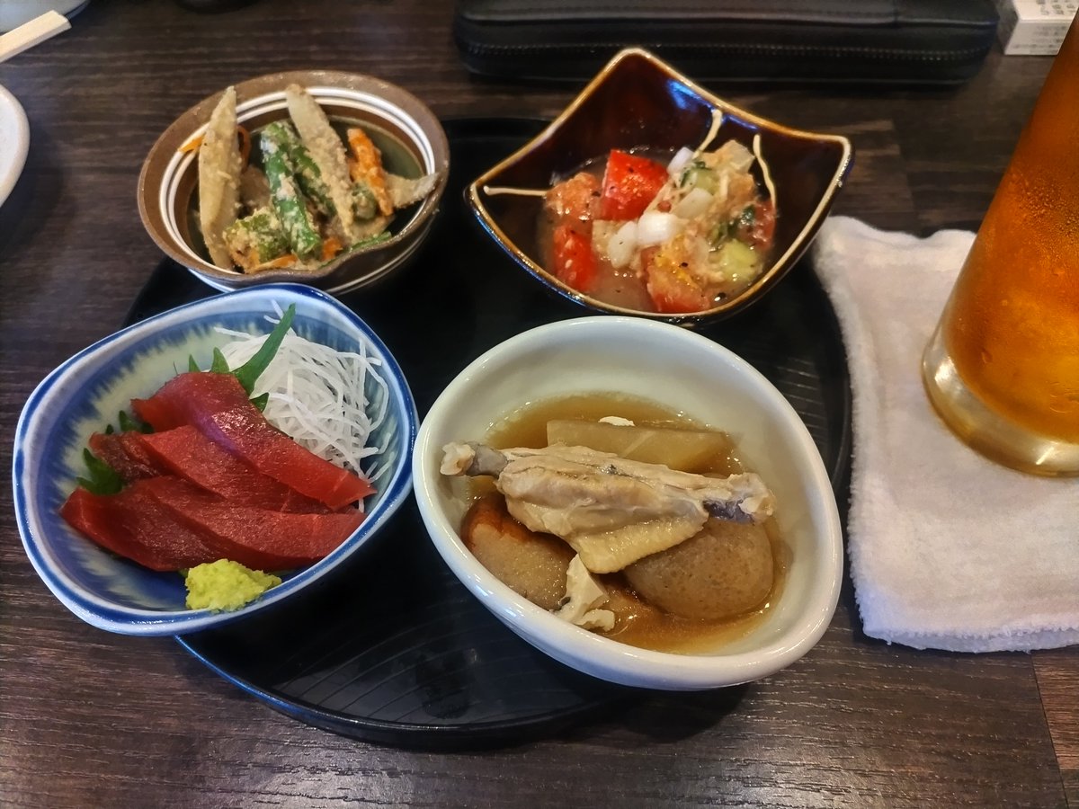 branchmanager_s's tweet photo. 烏龍茶でやってっからー♪
ちょい飲みセット
マグロ刺し　手羽中入りおでん
いんげんのごま和え　トマトサラダ🍅
#ちる酒場 https://t.co/2EdiYlRPNp