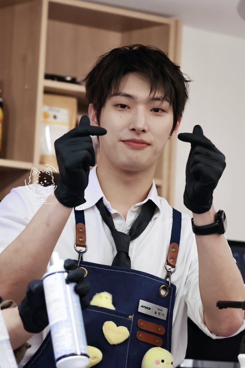99pct_Mingi's tweet photo. 260724 
우와세상에서제일잘생긴알바생송밍기다..
#민기 #MINGI
#ATEEZ #에이티즈 https://t.co/h2P2PBRgsk