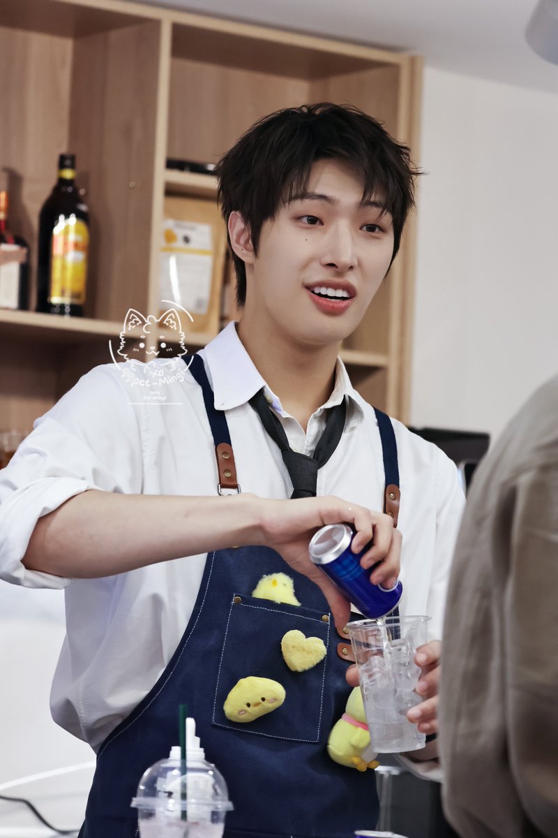 99pct_Mingi's tweet photo. 260724 
우와세상에서제일잘생긴알바생송밍기다..
#민기 #MINGI
#ATEEZ #에이티즈 https://t.co/h2P2PBRgsk
