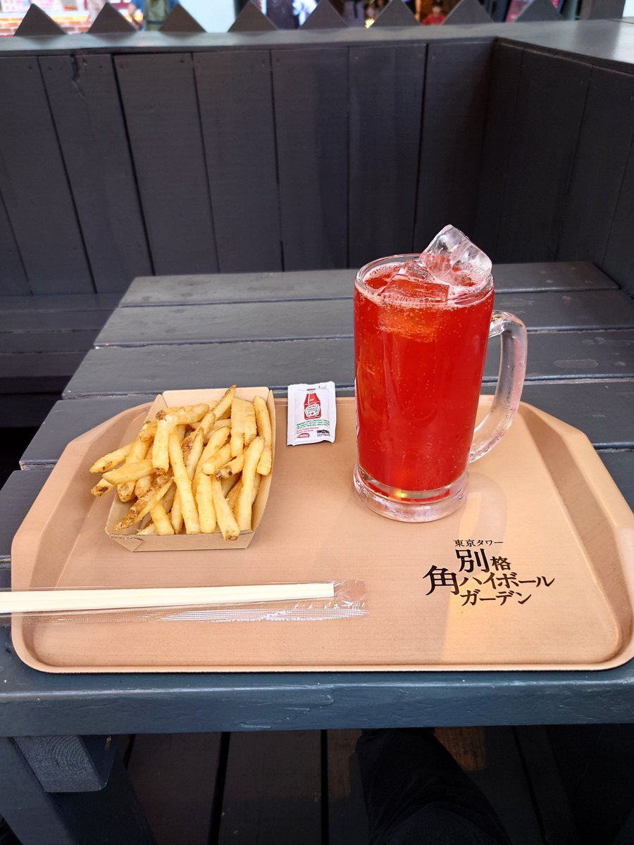 Tkhr_mmm's tweet photo. 昼から飲むお酒うまぁ〜☺️
30年ぶりに東京タワー来ました🗼
日陰でほどよく風もあって、なんとか耐えられます😁 https://t.co/NYv0yDCev9