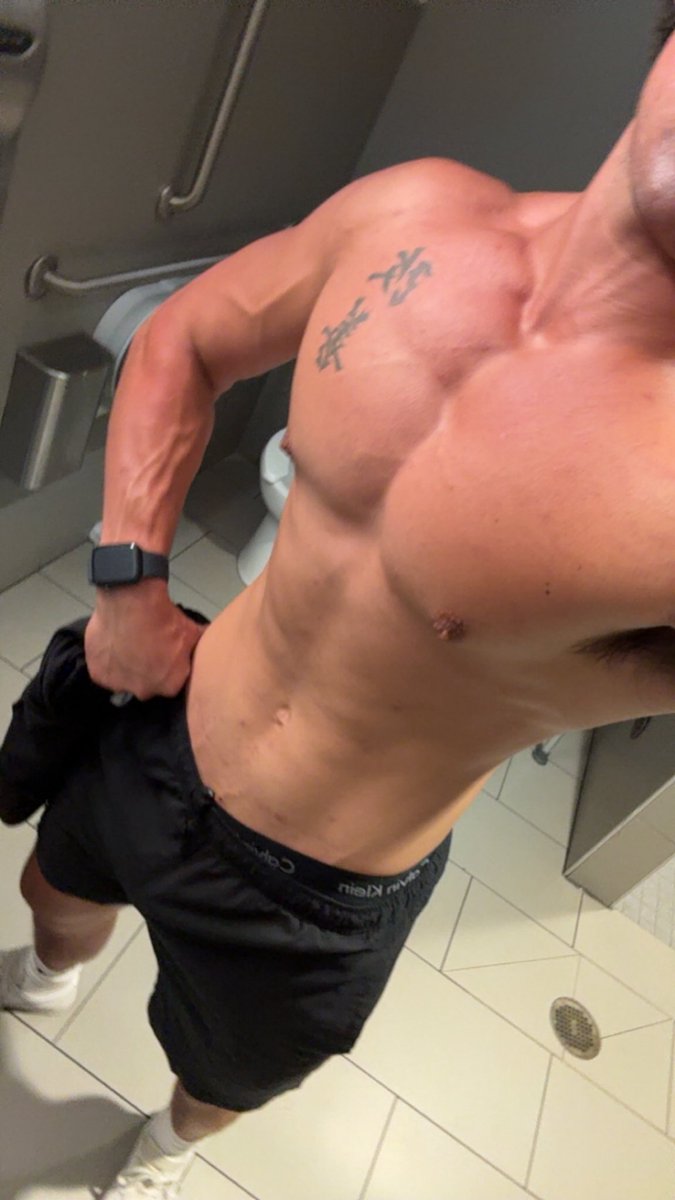 TattedWasian's tweet photo. Leave me a goodnight gift 🎁 click the link;) https://t.co/Ldxc7LpFsE #gym #walletdrain #paypig https://t.co/QsQEhVHBNw