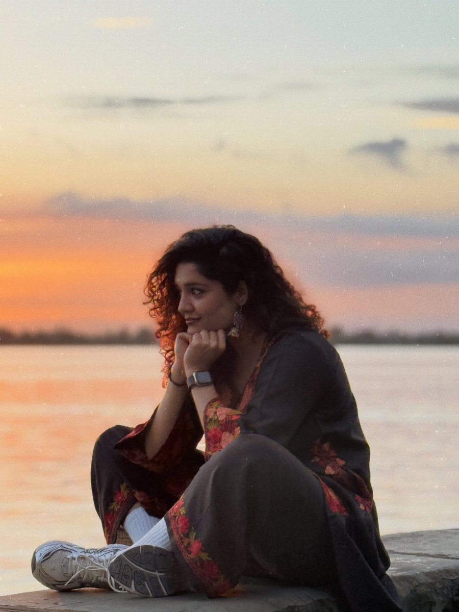 Ritikaadmirers's tweet photo. How is it even legal to look this incredibly stunning while just casually sitting by a lake?I can't even handle how pretty she is. @ritika_offl 😍💕
.
.
.
#RitikaSingh #WeLoveRitikaSingh #Ritika #OperationTral https://t.co/v41ryuxxqU