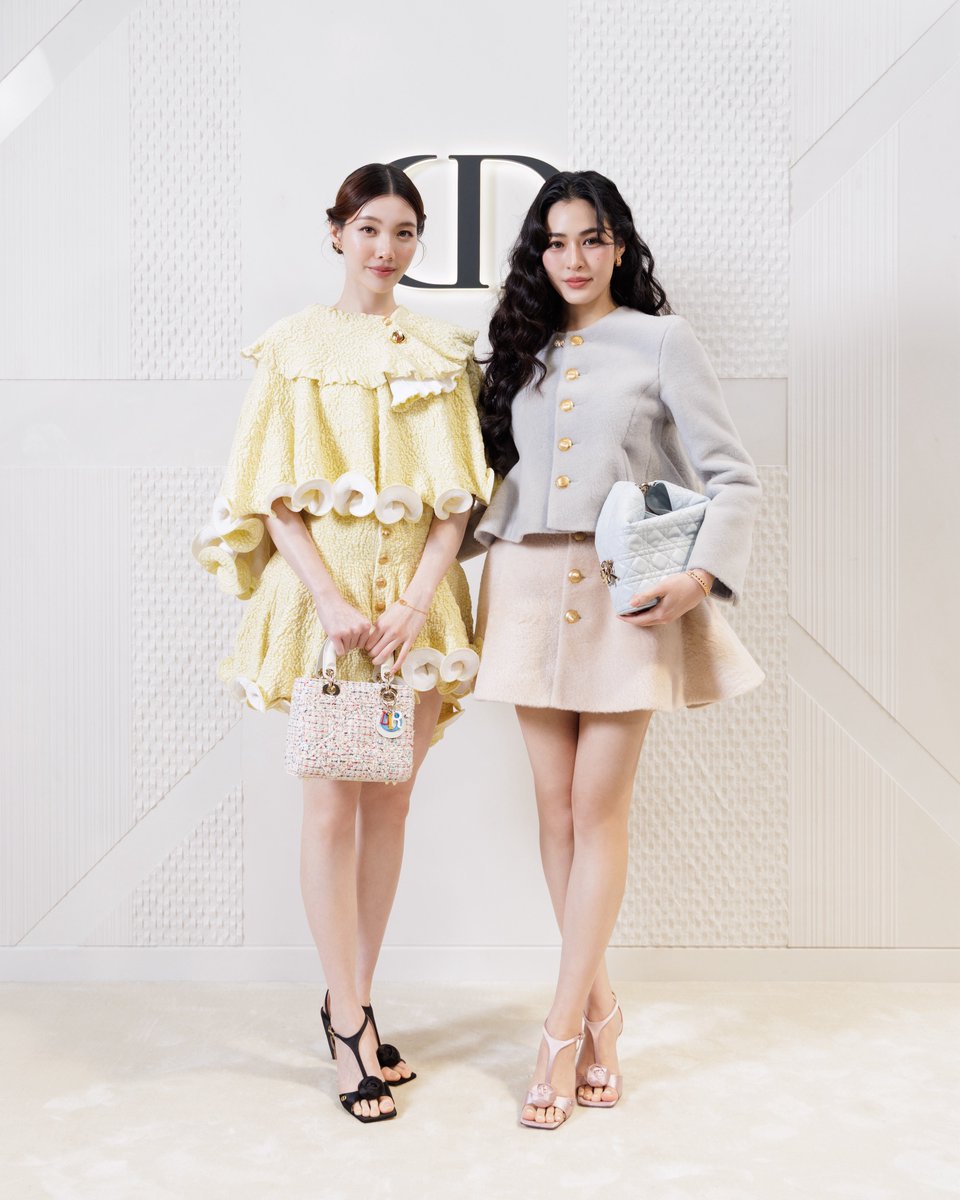 Siam_Paragon's tweet photo. Dior เปิดประตูบูติกโฉมใหม่ ณ สยามพารากอน พร้อมถ่ายทอดโลกแห่งจินตนาการที่ได้รับแรงบันดาลใจจากความทรงจำในวัยเยาว์ของ Christian Dior และความงดงามของพืชพรรณและสัตว์นานาชนิดในประเทศไทย ผ่านงานจัดแสดงที่รังสรรค์จากเศษผ้าและวัสดุอัปไซเคิลจาก Dior Ateliers สะท้อนความหลงใหลในธรรมชาติและงานฝีมืออันประณีตของเมซง

การเปิดบูติกโฉมใหม่ครั้งนี้ได้รับเกียรติจาก หลิงหลิง ศิริลักษณ์ (@linglingsirilak) และ ออม กรณ์นภัส (@ormmormm) มาร่วมเฉลิมฉลอง พร้อมสัมผัสประสบการณ์สุดพิเศษภายในบูติกแห่งใหม่ของ Dior

ร่วมสัมผัสโลกแห่ง Dior ได้แล้ววันนี้ ณ ชั้น M, 1 และ 2 สยามพารากอน

LINGORM DIOR BA AT PARAGON
#Dior #LingOrm  #LingOrmAtDiorSiamParagon #linglingkwong #Ormkornnaphat 
#SiamParagon