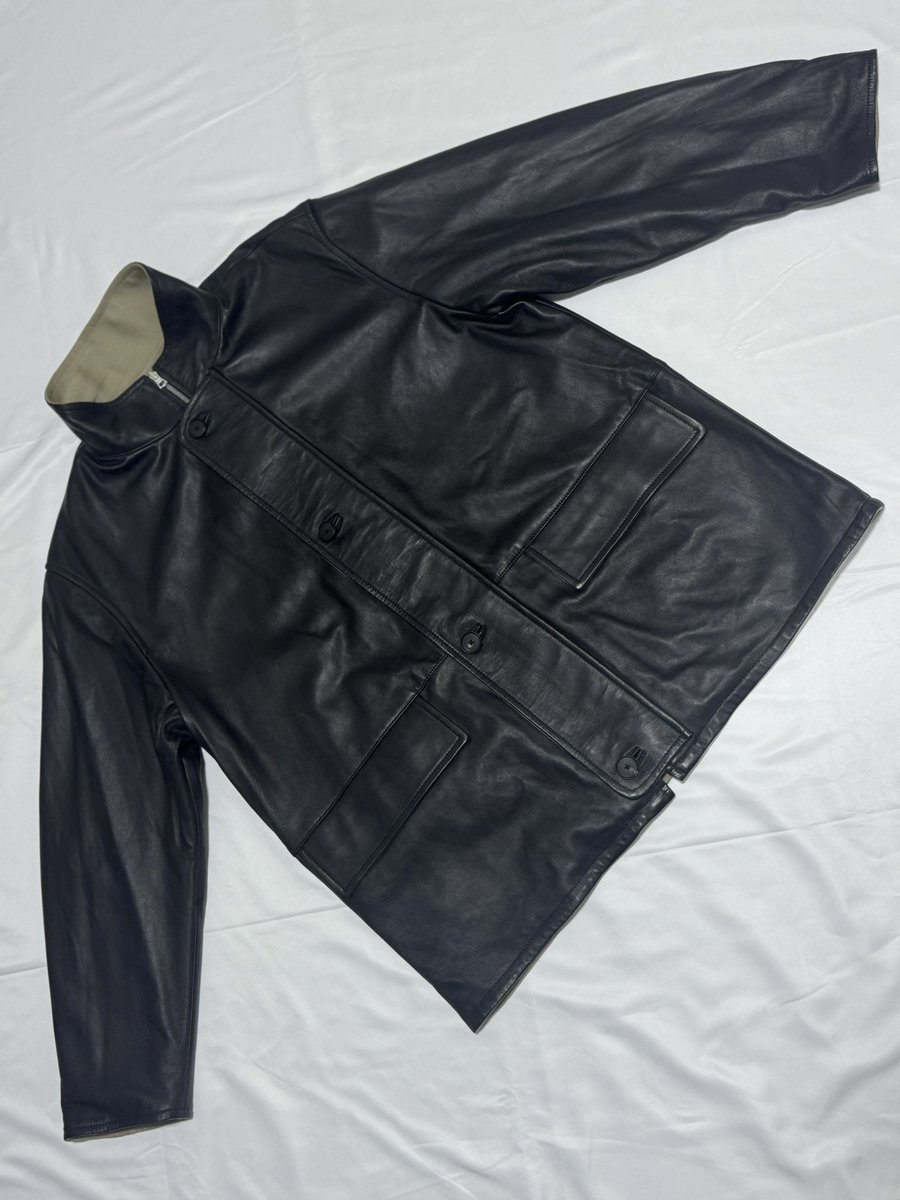 KG129M's tweet photo. AURALEE26AW購入品

REVERSIBLE WOOL TWISTED TWILL / SHEEP LEATHER HALF COAT

羽織った時の型の良さとかルックみたくレザーの裏地がチラ見えした時の雰囲気に惹かれて購入

リバーシブルだから実質半額でお財布に優しいのも嬉しい

#オーラリー 
#auralee 
#AURALEE 
#auralee26aw 
#AURALEE26AW https://t.co/DyZOTvVnXW