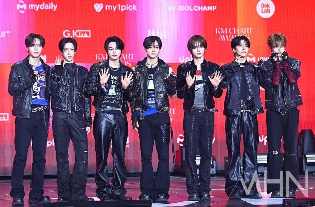 leobabyboo's tweet photo. Everyone look so emo until I look at the very right 😭 https://t.co/0G7aMLJNwP