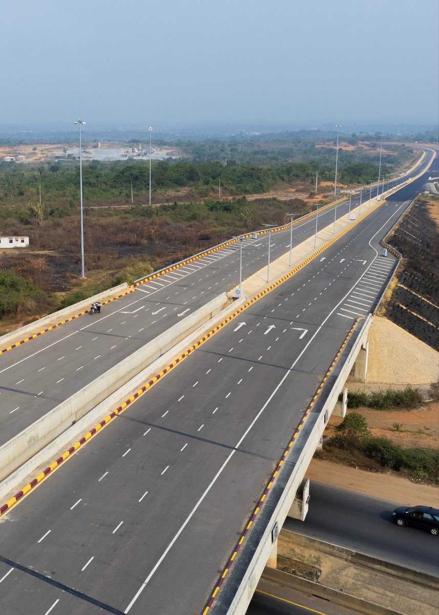 SlimmytiNY's tweet photo. THE IBADAN CIRCULAR ROAD🚧🚜

SEYI MAKINDE HAS DONE WHAT MANY PAST GOVERNORS RAN AWAY FROM. https://t.co/ktTPnytj12
