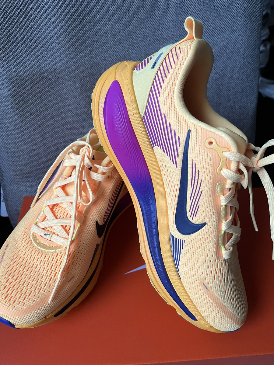 megmeg714's tweet photo. 自分への誕生日プレゼントにランニングシューズ！走らないのにランニングシューズを買いました🏃‍♀️
写真で見るより少しオレンジが強め
早く走れそう！走らないけど。 https://t.co/9dvUONAqGY