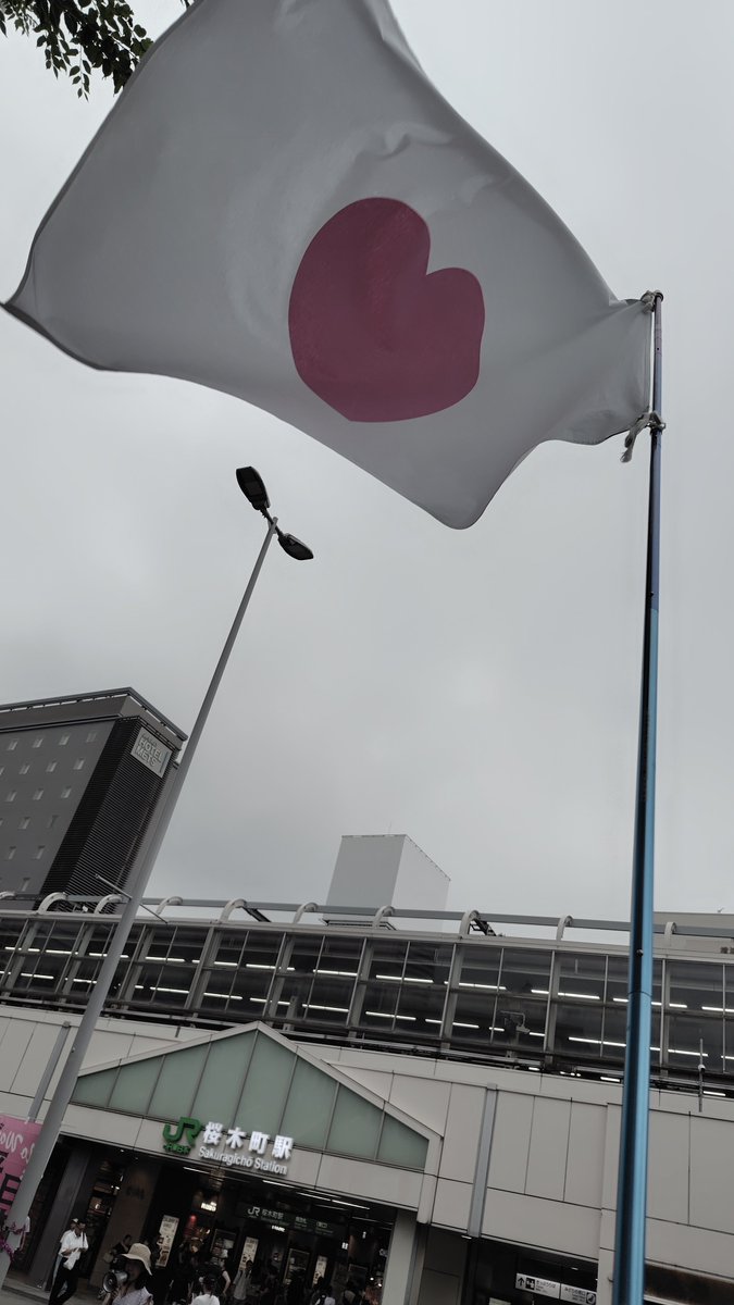 rinqo's tweet photo. 戦争させない0725
 横浜桜木町駅前スタンディング。ハートの旗持ってきた。 https://t.co/EzcRIiHR9P