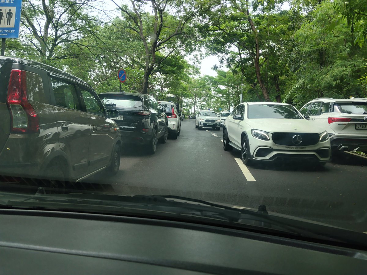 NeeI_J's tweet photo. Parsik Hill route of Apollo Hospital Belapur, turns into a parking nightmare every weekend zero space for residential/emergency vehicles. Just weeks ago an NMMC truck rammed a scooter here; 18-yr-old Shreya Firke is still critical on ventilator. @NMMCCommrp @Navimumpolice https://t.co/vhzeRxakNw