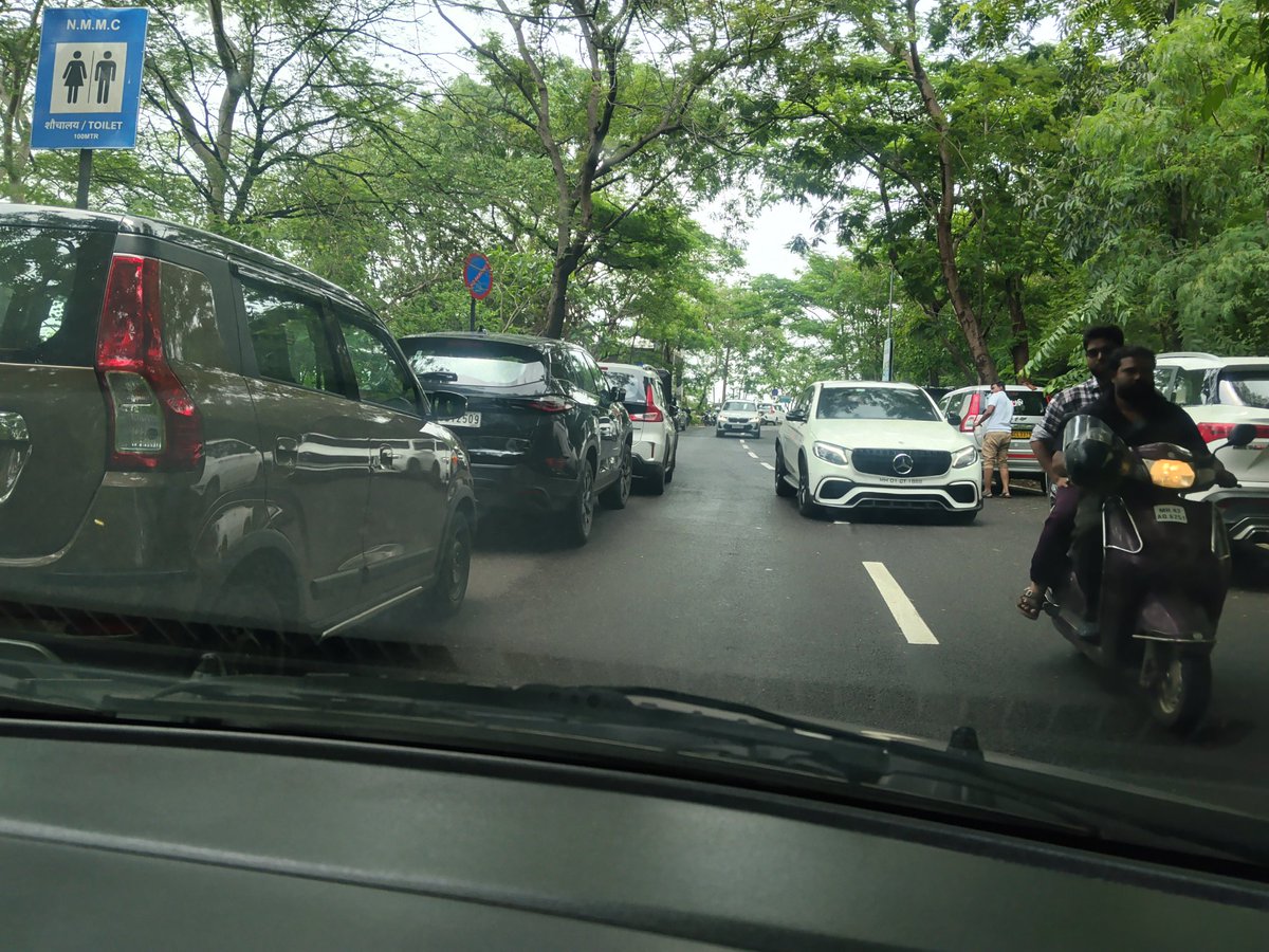 NeeI_J's tweet photo. Parsik Hill route of Apollo Hospital Belapur, turns into a parking nightmare every weekend zero space for residential/emergency vehicles. Just weeks ago an NMMC truck rammed a scooter here; 18-yr-old Shreya Firke is still critical on ventilator. @NMMCCommrp @Navimumpolice https://t.co/vhzeRxakNw