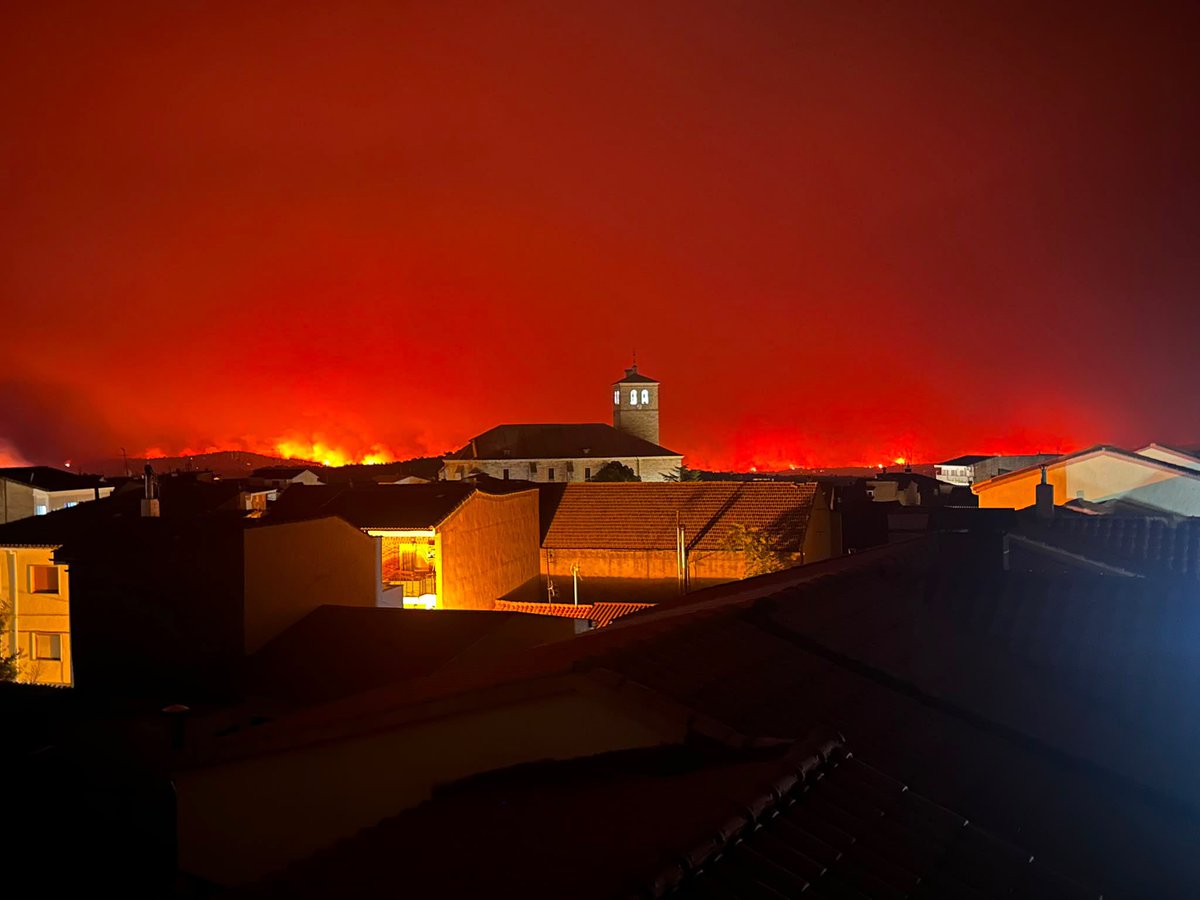 RosaTristan's tweet photo. Foto que me envían de Robledo de Chavela esta noche . Da pavor. Ese cielo de otro planeta.. La otra foto hace 7 días allí.  #IFSierraOeste https://t.co/VeIYy9NIqP