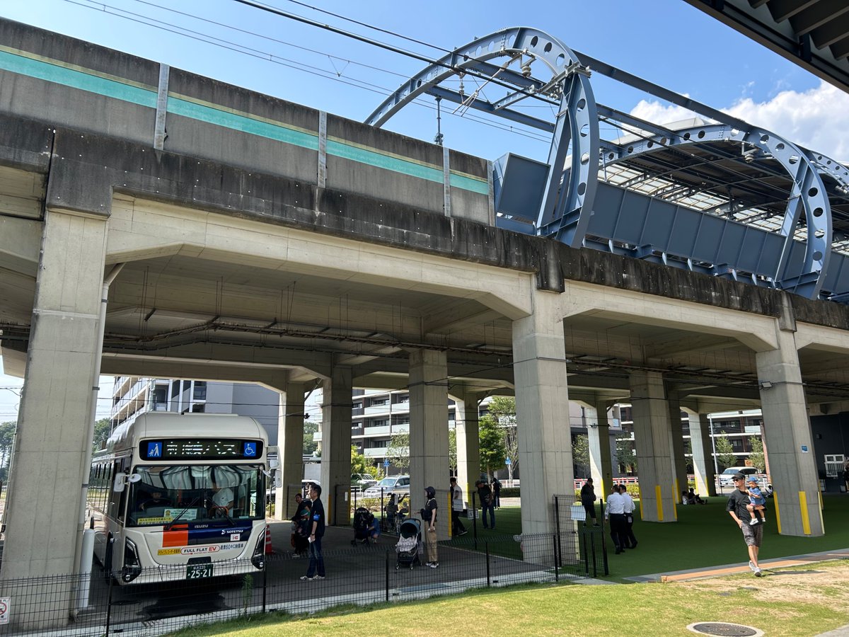 stsc9000's tweet photo. ゆめが丘ソラトスで開催された相鉄フェスタへ。
横浜市泉区には緑園都市駅までしか相鉄バスが来ないのでゆめが丘で見れるのはレアですね。
駅員の人に勧められてまた2023年3月改正の運行図表が増えてしまった。。。
#相鉄
#相鉄バス https://t.co/y4vrkEPgJB