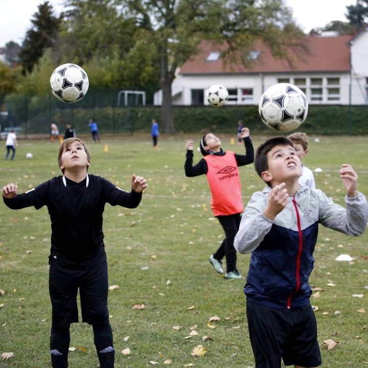 _BeFootball's tweet photo. 🚨 SOUS L'IMPULSION DE RAPHAËL VARANE 🇫🇷, CÔME INTERDIT LES TÊTES CHEZ LES JEUNES ! 🧠🚫

Le club italien, poussé par Raphaël Varane (désormais membre du conseil éducatif), révolutionne sa formation pour protéger la santé cérébrale des enfants.

𝗟'𝗼𝗯𝗷𝗲𝗰𝘁𝗶𝗳 : 𝗲́𝘃𝗶𝘁𝗲𝗿 𝗹𝗲𝘀 𝗰𝗵𝗼𝗰𝘀 𝗮𝗹𝗼𝗿𝘀 𝗾𝘂𝗲 𝗹𝗲𝘂𝗿 𝗰𝗲𝗿𝘃𝗲𝗮𝘂 𝗲𝘀𝘁 𝗲𝗻𝗰𝗼𝗿𝗲 𝗲𝗻 𝗽𝗹𝗲𝗶𝗻 𝗱𝗲́𝘃𝗲𝗹𝗼𝗽𝗽𝗲𝗺𝗲𝗻𝘁.

Les nouvelles règles strictes de l'académie :

▫️ U10 & U11 : Interdiction totale (entraînements et matchs). Les touches et corners se jouent au sol avec les pieds. ❌

▫️ U12 : 1 séance d'apprentissage par mois (5 têtes maximum par joueur avec un ballon léger).

▫️ U13 : 1 séance par semaine (5 têtes maximum). Interdit en match.

Une initiative majeure pour privilégier la santé, la vision du jeu et la technique balle au pied. 👏

(via @RMCsport)