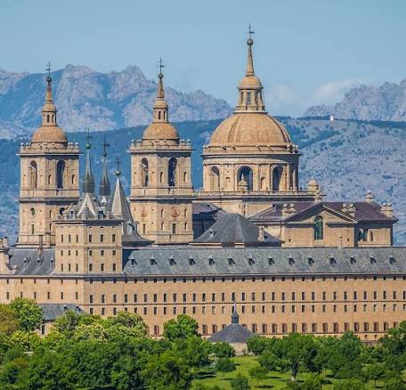 elcensorrevista's tweet photo. Al cuñadismo y cierto integrismo fetichista le entra el miedo de que los incendios puedan dañar un Valle de los Caídos en estado de semirruina.
A mí me acojona que se dañe El Escorial. Pero mucho más. Es la cumbre de la arquitectura renacentista. Uno de mis sitios favoritos. https://t.co/FDjBse59la