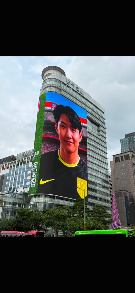FernandoGo15171's tweet photo. Seoul ahora mismo a las 17:00 hora local .
Agotadas las existencias de camisetas del club .
Con la nueva tienda que abrirá el club se espera que el número de nuevos socios crezca por miles . https://t.co/RANf2ispMO