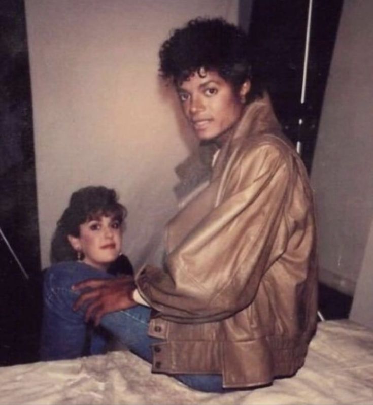 DullahTheking2's tweet photo. Golden hour energy from the early Thriller era.

Michael Jackson and his sister-in-law Enid Spann-Jackson.

📷 1982. https://t.co/WShdRrfU3z