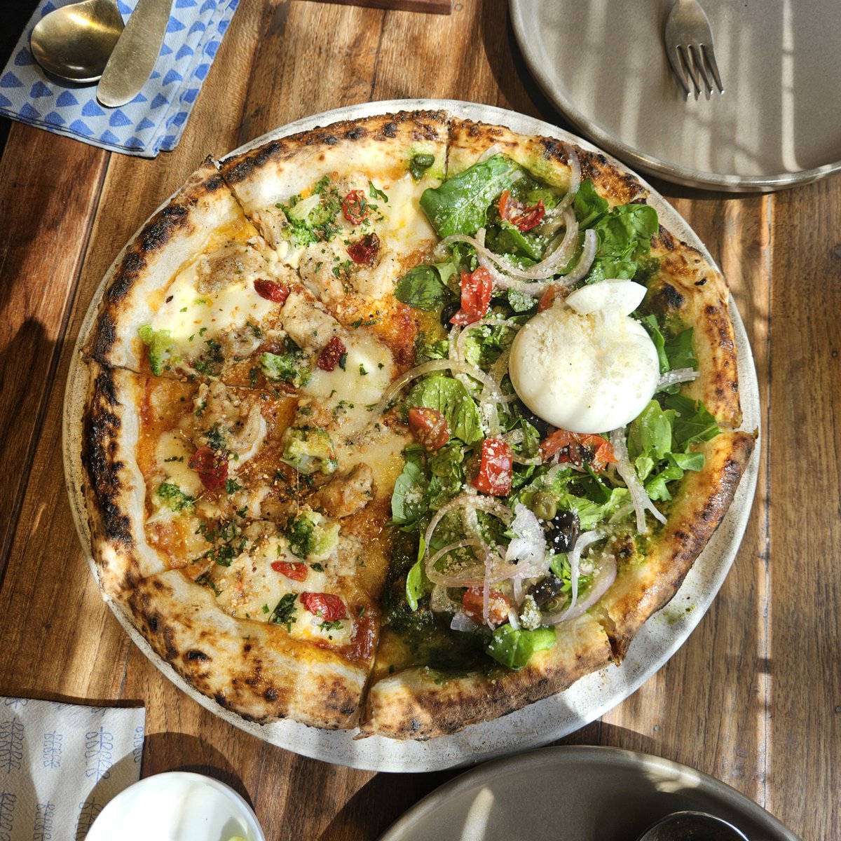 prjwlnyk's tweet photo. Finally made it to Pizza 4Ps, and it absolutely lives up to the hype.

Burrata Salad Pizza - 10/10
Garlic Shrimp Pizza - 8/10
Arrabbiata Spaghetti - 9/10
Peri Peri Chicken Wings - 8/10
Tiramisu (dessert) - 9/10

The food was amazing, but the lovely ambience and genuinely friendly staff made the experience even better. ✨