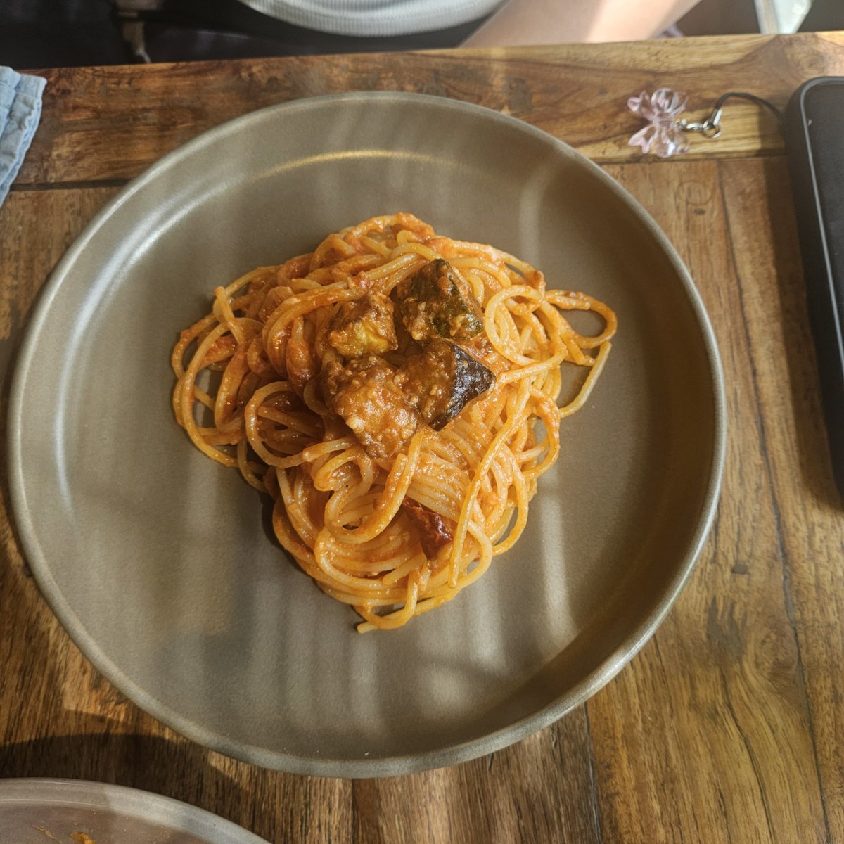 prjwlnyk's tweet photo. Finally made it to Pizza 4Ps, and it absolutely lives up to the hype.

Burrata Salad Pizza - 10/10
Garlic Shrimp Pizza - 8/10
Arrabbiata Spaghetti - 9/10
Peri Peri Chicken Wings - 8/10
Tiramisu (dessert) - 9/10

The food was amazing, but the lovely ambience and genuinely friendly staff made the experience even better. ✨