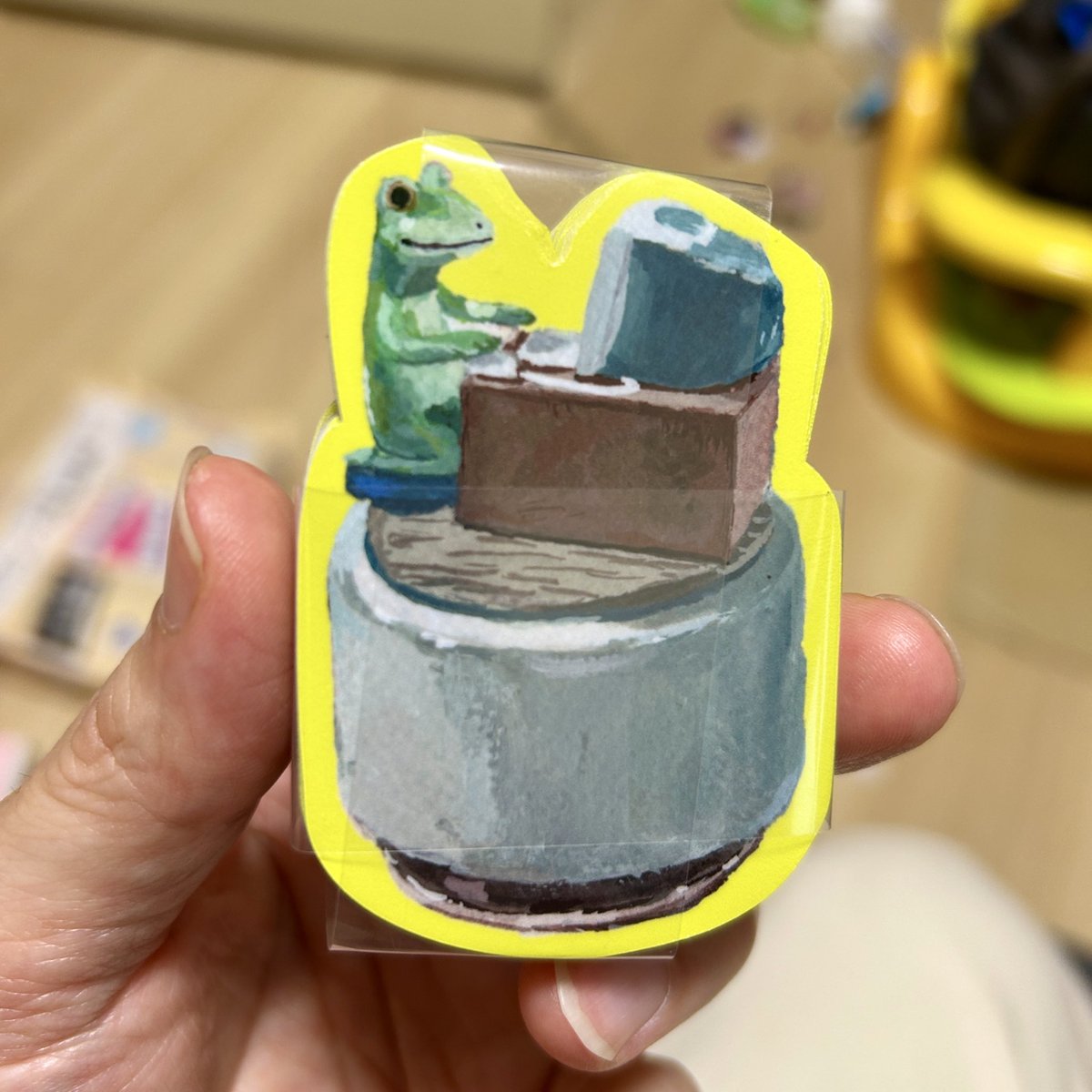 koide_keisuke's tweet photo. 個展まで一週間を切りました。ステッカーが届きました。よろしくお願いします。
テニスコートによるトークイベントも予約受付中です。
https://t.co/UqSRG9XqhQ

小出圭祐個展「筆は友達」
2026年7月30日(木) - 8月11日(火)
にじ画廊（吉祥寺）

#筆は友達 #小出圭祐 #にじ画廊 #テニスコート #illustrations