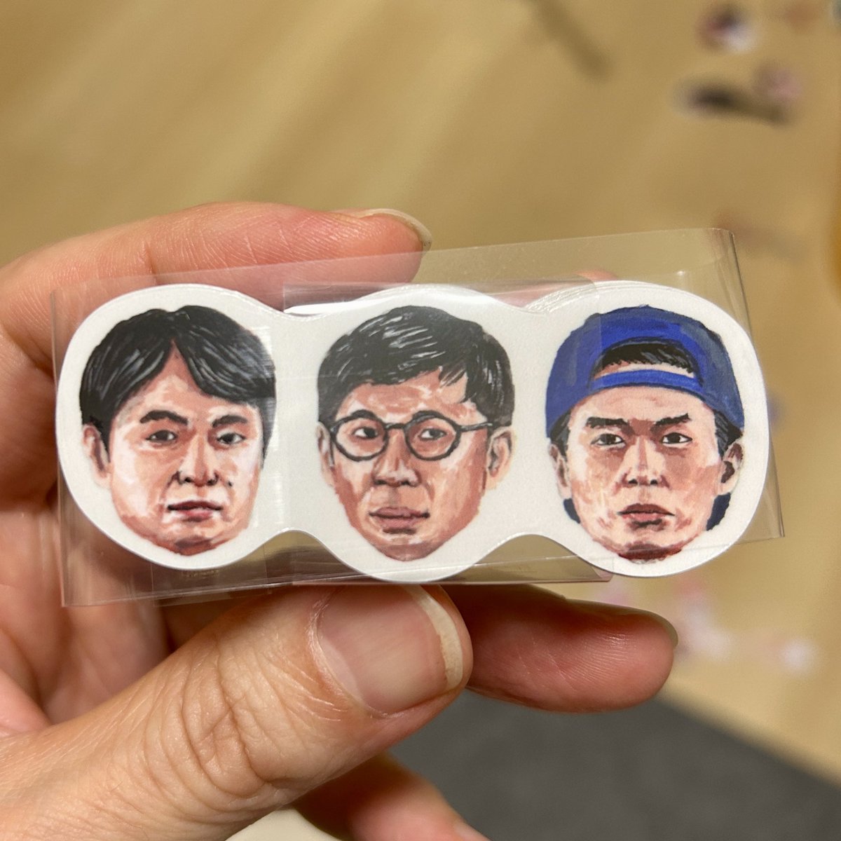 koide_keisuke's tweet photo. 個展まで一週間を切りました。ステッカーが届きました。よろしくお願いします。
テニスコートによるトークイベントも予約受付中です。
https://t.co/UqSRG9XqhQ

小出圭祐個展「筆は友達」
2026年7月30日(木) - 8月11日(火)
にじ画廊（吉祥寺）

#筆は友達 #小出圭祐 #にじ画廊 #テニスコート #illustrations
