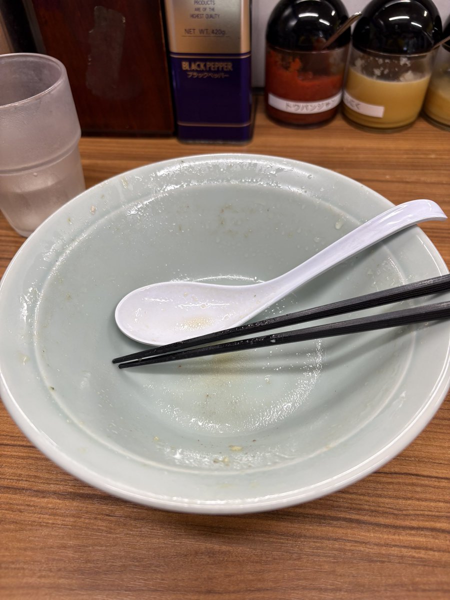 tcXfhLx2L5jWn02's tweet photo. 家系ラーメン近藤家本店@横浜市都筑区

13:50 店内待ち3人

普普普

かの有名な近藤真彦…じゃなくて
近藤健一氏が創業したというレジェンド店
あっさりなのにコクがスゴイ💯
あっという間に汁完です
黒柳さーん！激旨でーす！ https://t.co/B63f4f63RH
