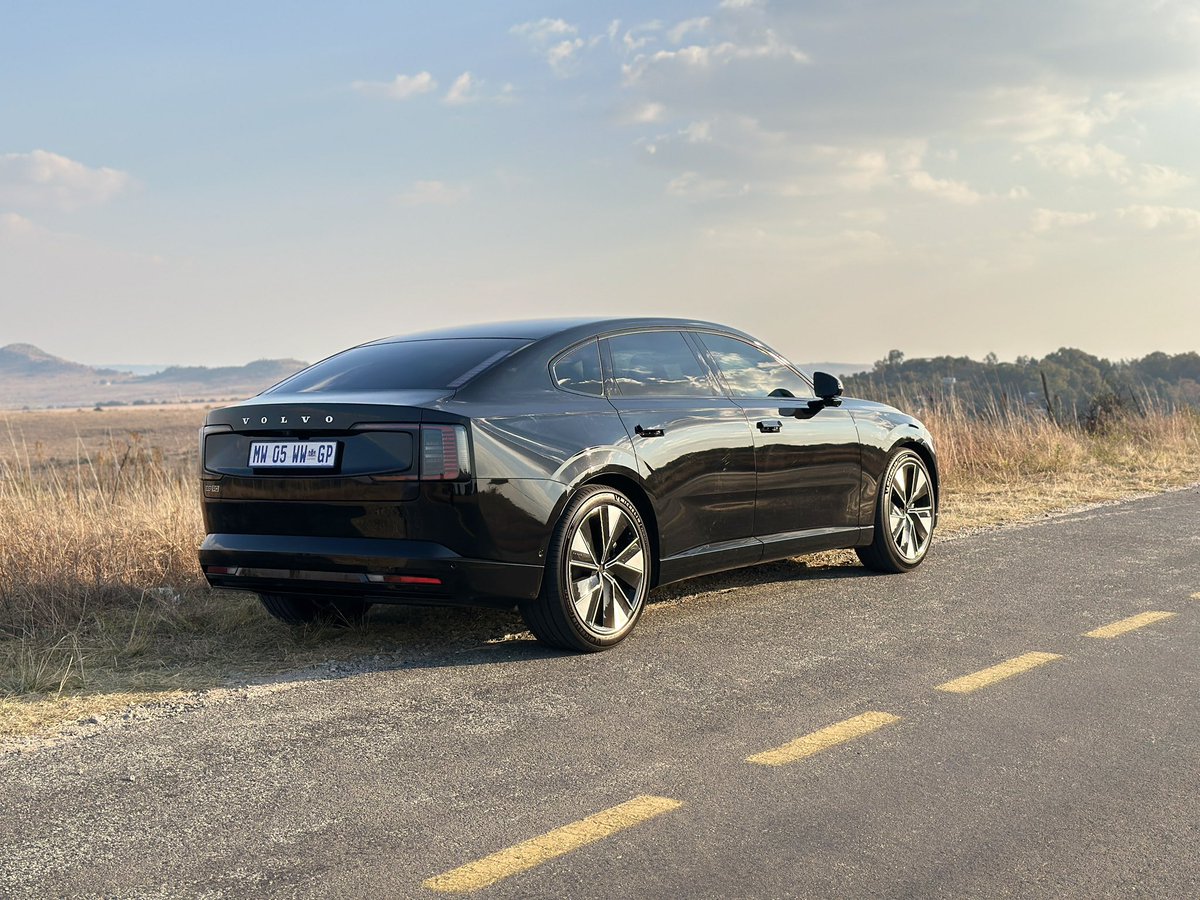 khuleonwheels's tweet photo. This weekend, we’re spending time with the all-new Volvo ES90 Single Motor Ultra. On the outside, the sleek Scandinavian design and fastback silhouette give it a clean, elegant presence. Inside, the…
#VolvoSA #VolvoES90 #KOWGarage https://t.co/HirK8Obicb