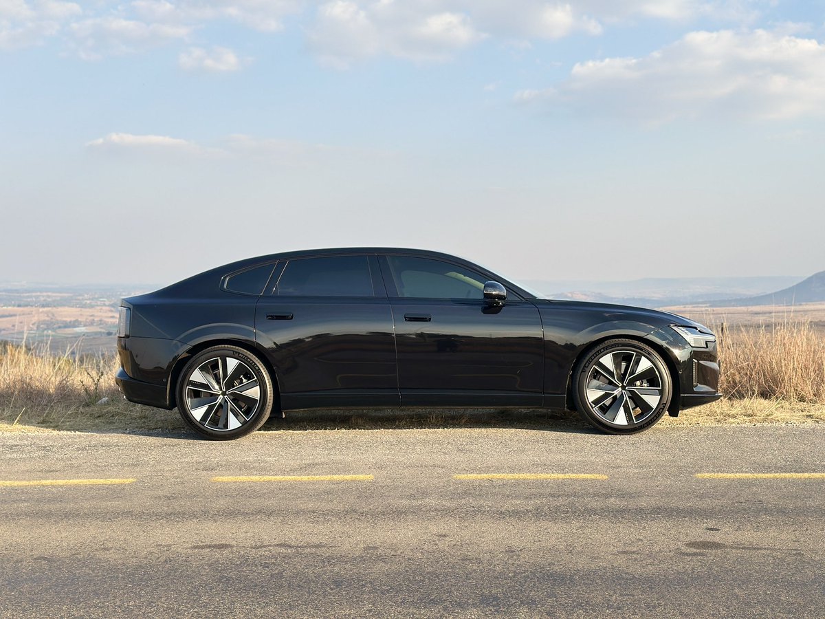khuleonwheels's tweet photo. This weekend, we’re spending time with the all-new Volvo ES90 Single Motor Ultra. On the outside, the sleek Scandinavian design and fastback silhouette give it a clean, elegant presence. Inside, the…
#VolvoSA #VolvoES90 #KOWGarage https://t.co/HirK8Obicb