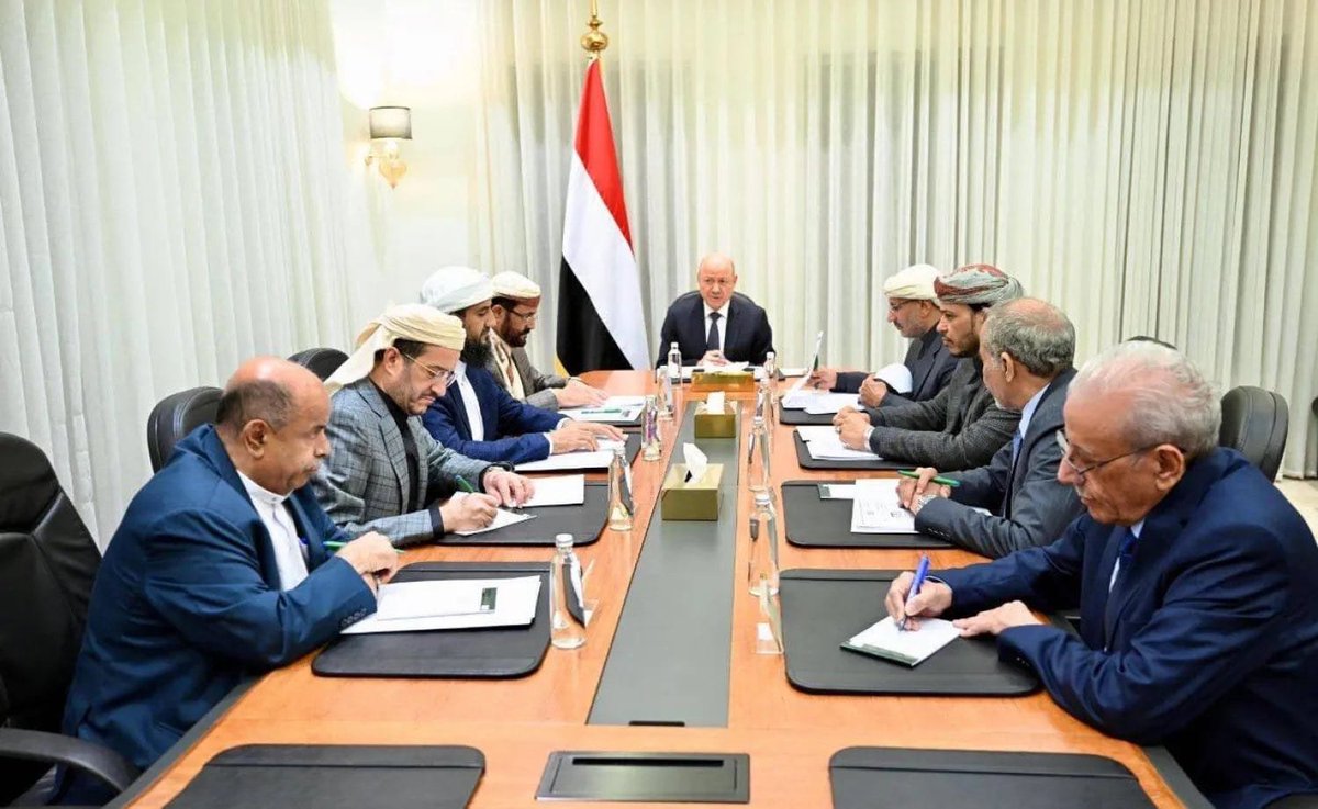 alrkeb's tweet photo. 🔴عــاجــل |رئيس مجلس القيادة الرئاسي اليمني: المليشيات الحوثية تصر على زج البلاد في أزمات متلاحقة خدمة للنظام الإيراني.

 🔴رئيس مجلس القيادة الرئاسي اليمني: على المليشيات الحوثية أن تدرك أن استمرارها بنهج التصعيد ليس إلا مضيعة للوقت.

🔴رئيس مجلس القيادة الرئاسي اليمني: نؤكد تعهدنا بالعمل مع التحالف في حماية الممرات المائية ومكافحة الإرهاب.

⭕اجتماع مرتقب لمجلس القيادة الرئاسي لمناقشة التطورات السياسية والعسكرية...