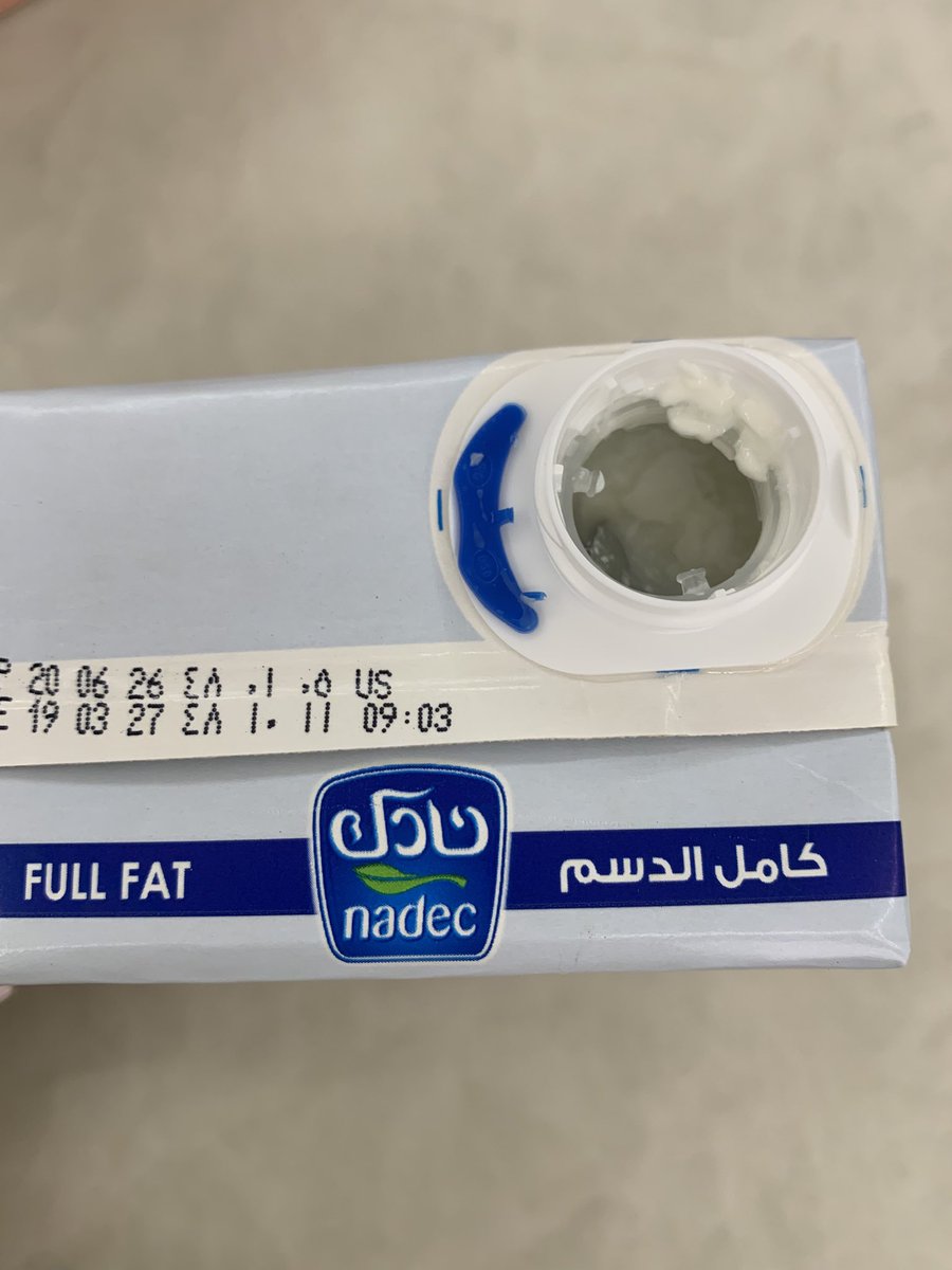 To2a1412's tweet photo. @NadecFoods 
الشركه العزيزة نادك اشتريت كرتون حليب طويل الأجل من هايبر ماركت كبير ومعروف وفتحت علبتين بهذا المنظر الحليب منفصل وفيه خثره علماً ان شركتكم هي المفضله لدي ولأطفالي اتمنى سرعة الرد و حل المشكله https://t.co/nlkA4etpBc