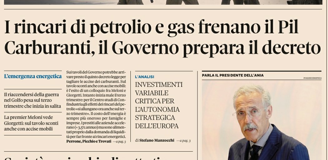 Gitro77's tweet photo. Il decreto amato del 1992 ha trasformato in SPA i grandi enti pubblici del gruppo IRI dando il via alla grande stagione delle privatizzazioni (svendite). In quel decennio sono state privatizzate ENI, ENEL ed AGIP. Nel 1996 il pacchetto energia della UE avvia il percorso di liberalizzazione del mercato energetico recepito in Italia col decreto Bersani (1999), col decreto Letta (2000), con l'inserimento dell'abolizione del mercato tutelato tra gli obiettivi del PNRR prima (Governo Conte II) e con la sua abolizione poi (Governo Meloni). A questo scempio bisogna aggiungere la transizione e energetica e le sanzioni alla Russia imposte dalla UE. Tra il 1999 e il 2026 le bollette elettriche sono aumentate dell'85% circa, quelle del gas del 70% circa in termini reali.