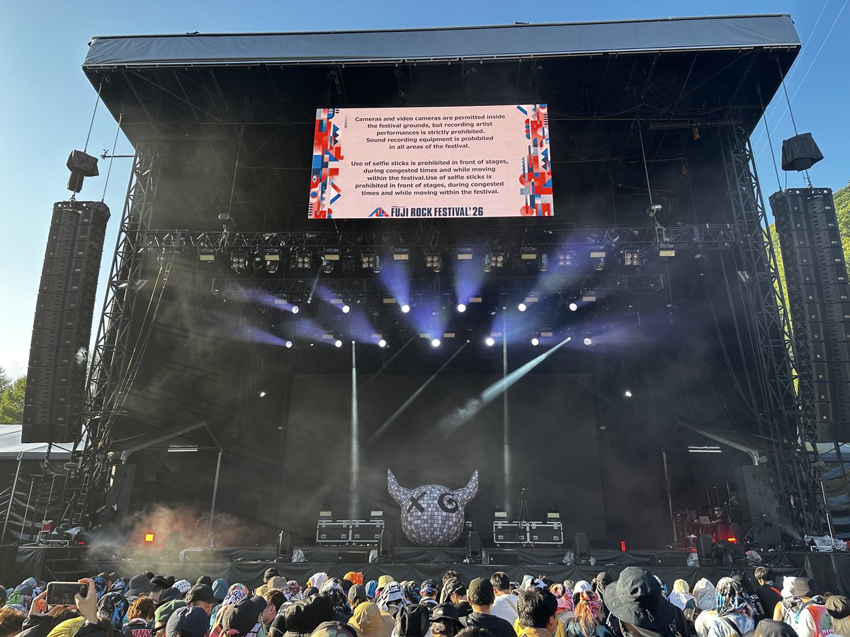 INTSonyMusicJP's tweet photo. ⛰️#フジロック 2026🏕️

 この後17:50〜WHITE STAGEにて
Joey Valence & Braeが登場😈🪩
⁡
予習なしでも歌って踊れる楽曲はもちろん
モッシュやシンガロングが巻き起こる
ライブは必見です！
⁡
▽配信はこちら
📺 https://t.co/otElyfvo5I
⁡
お見逃しなく🔥
⁡
Courtesy of FUJI ROCK FESTIVAL '26
@fujirock_jp
#fujirock
#jvb
