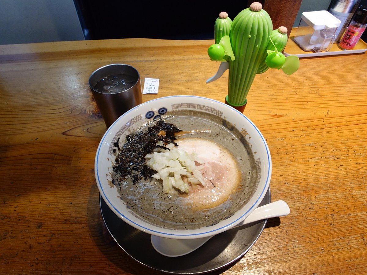 amespisaboten's tweet photo. 本日の昼飯はあのお店へ
SNS限定
ちょっとグレーな煮干し中華そば

タイミングが合ってやっと限定の一つを食べに

見た目に反してさらっと飲める煮干スープ
美味かった😋麺もスープにあってた
玉ねぎの食感がいいアクセント
完食完飲です

ご馳走様でした
小山市中華そば一楽
#ほんじつのこなもん https://t.co/YcJhRnL9B2
