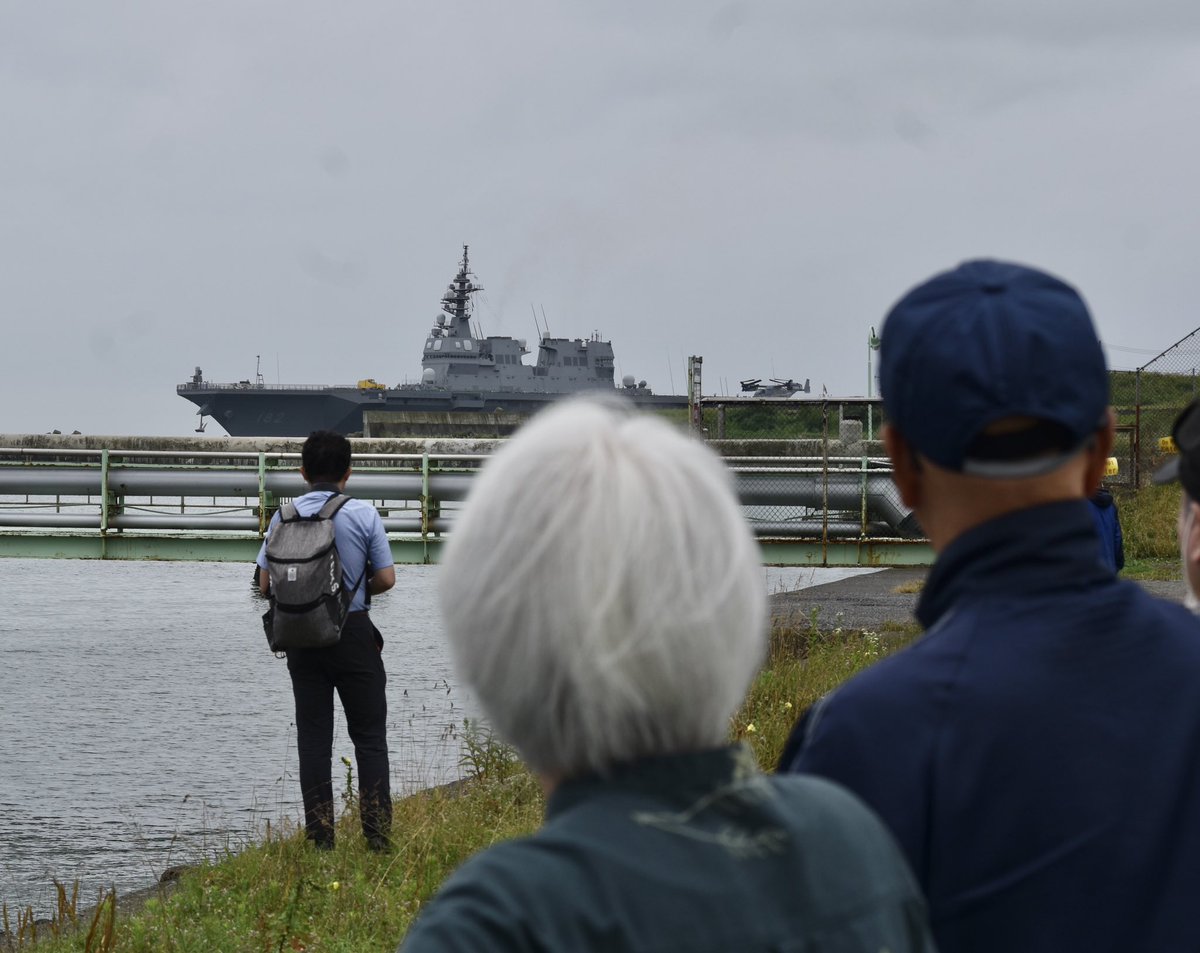 872CARNO's tweet photo. 7/25のお仕事⇒『苫小牧港を軍港化するな！！』
10日〜26日オスプレイ搭載の護衛艦「いせ」が道内の港に寄港。25日は苫小牧で朝8時頃入港に反対の声を上げました。
①様子♪
②コール
③ #森本けんた 市議
「港は人々の暮らしを豊かにするためにあるー」
④オスプレイ搭載の「いせ」
#戦争反対憲法守れ https://t.co/MtzJdEgJOf