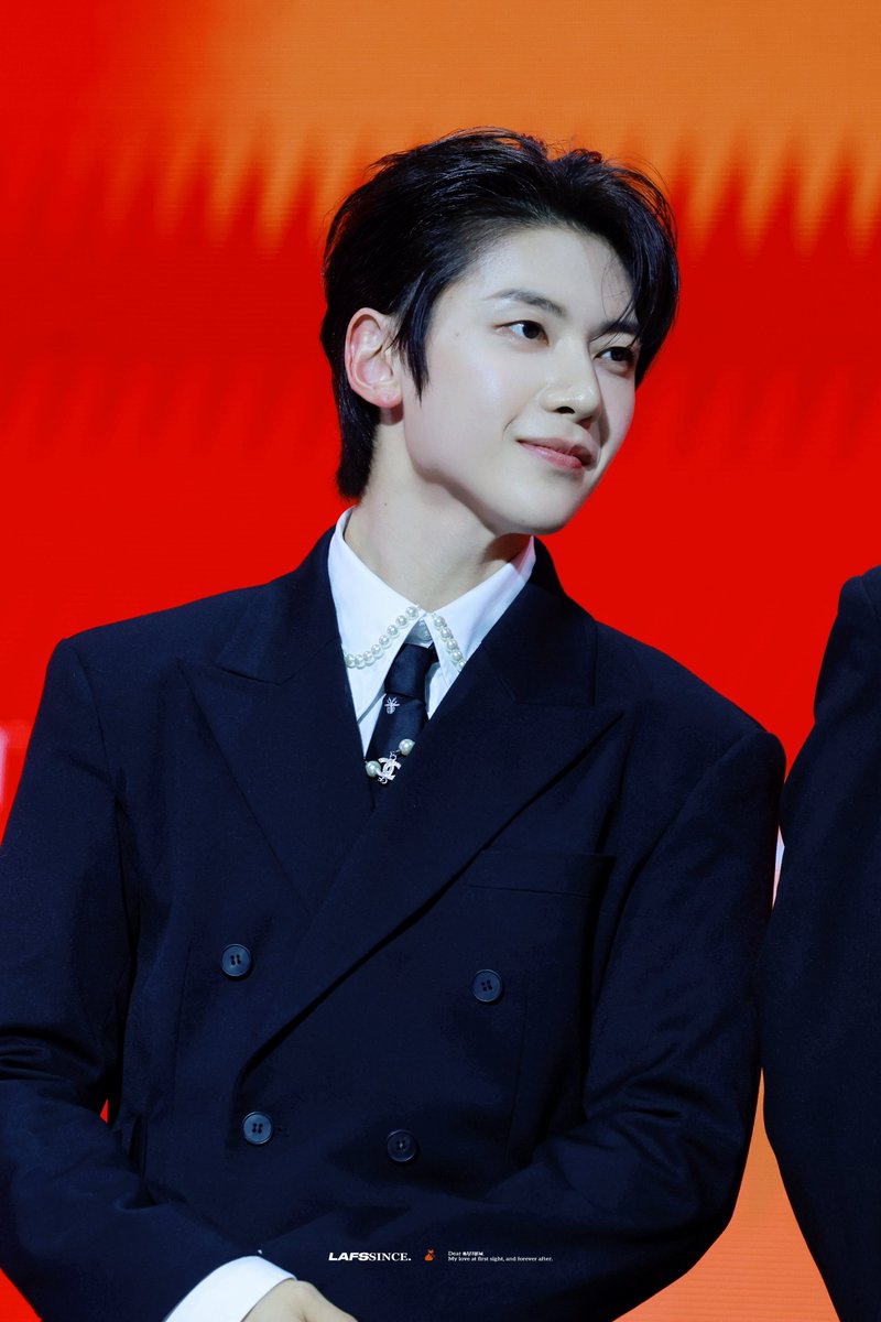 forseokmae's tweet photo. matthew's ears are indeed red 😂 https://t.co/cr0FqZHmNA