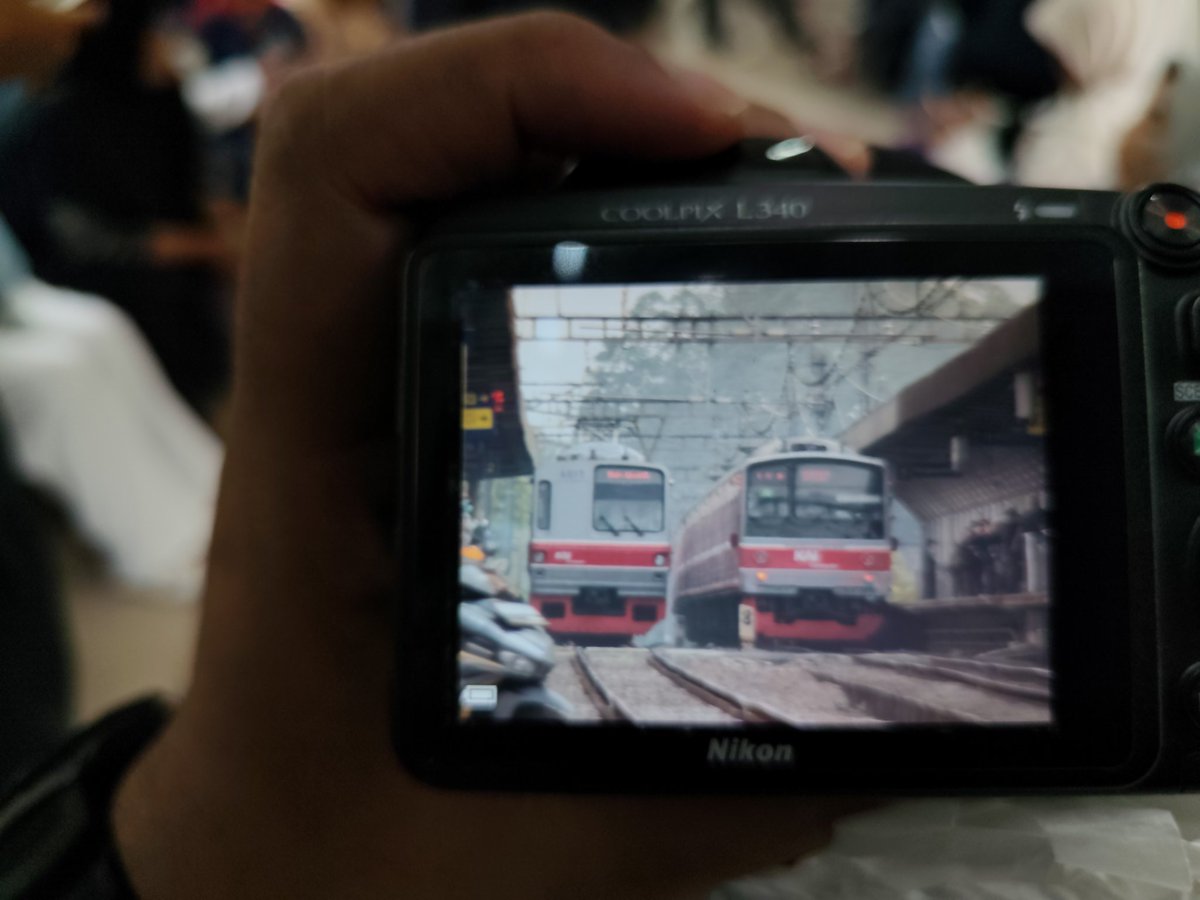 metro7117's tweet photo. Tokyo metro 6000-6017 dan 205-15 iklan sharp Papasan  di stasiun rawabuntu tapi zomm kameranya  rusak  jadi blur😭😭😭 https://t.co/a5tKQjAzB6