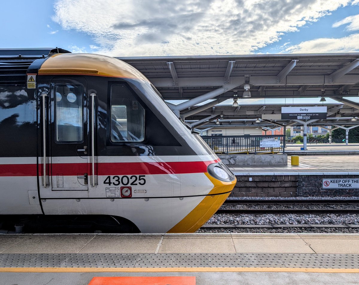 DownOnTheStour's tweet photo. From the WCML to the MML π
After Crewe, we headed to Derby and now itβs time to power up the Midland Main Line with aptly liveried 43159 leading the way! π₯
#DOTS #railwayphotography #trainphotography #class43 #HST #intercity125 #hellfire https://t.co/aDQ29cDxt4