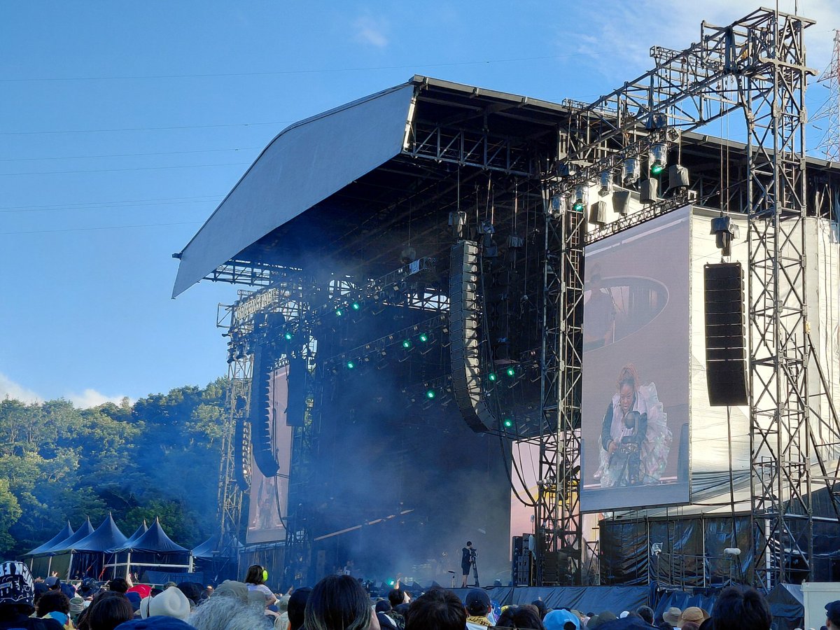 nofuture2010's tweet photo. とりあえずBasement Jaxxは見たという事実で満足したので、これからオレンジ行って帰ってくるというさながら「怒りのデスロード」（別に怒ってないけど）を敢行します。ホワイトで詰まってグリーンへ戻れないという、さっきKroiでなりかけた事態を避けるべく、オレンジの滞在は短めに。 https://t.co/FSVDRTZuZ3