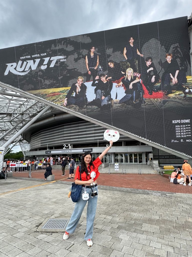 honeyhanniestar's tweet photo. 1st day of Stray Kids SKZ Run It Seoul - Jul 25❤️ I like the view from the 1st floor 

Got jiniret fan &amp; han quokka keyring for my stayzone 😣🩷 #RUN_IT
#RUN_IT_SEOUL https://t.co/swUxN9PmUr