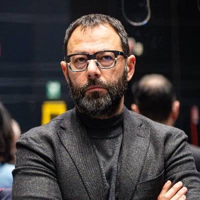 marsetac's tweet photo. On. @SPatuanelli, è interessante notare come ogni volta che illustri esponenti del M5S cercano di spacciare la propria vicinanza alla Russia per pacifismo, finiscano per fare puntualmente patetiche figure di palta.

Per sua informazione, Einstein non disse mai che “la stupidità è rifare sempre le stesse cose sperando di avere un risultato diverso". Quella frase, che erroneamente gli viene attribuita, apparve per la prima volta negli anni '80 nei manuali dei gruppi degli alcolisti anonimi.

Voglio però provare per un attimo ad immaginare che questo concetto non sia un quarantennale invito ad uscire dalle dipendenze (quella dal Cremlino, nel vostro caso) e ad applicarlo patuanellisticamente alla vastità delle relazioni internazionali. Se è vero che ripetendo lo stesso errore non si possono avere risultati differenti, saprebbe spiegare perché dovremmo per l’ennesima volta lasciare impunite le aggressioni di Putin e continuare a comprare il suo gas, come abbiamo fatto dopo la Cecenia (1999), la Georgia (2008), la Crimea (2014), la Siria (2015), le ingerenze elettorali, gli attacchi hacker, lo spionaggio e i sabotaggi, sapendo che questo ha solo incoraggiato la Russia, negli ultimi 26 anni, a compiere aggressioni sempre più violente? Cosa le fa pensare che scegliere di essere Chamberlain anziché Churchill questa volta, dopo quasi 90 anni di smentite, possa risparmiarci sia il disonore che la guerra?

A conferma del suo abbaglio le faccio presente che già nel luglio del 1933, prevedendo con straordinaria lucidità la traiettoria nazista, nel rispondere a due obiettori di coscienza belgi, Einstein scrisse: “Fino a poco tempo fa speravo che il rifiuto del servizio militare potesse essere un mezzo efficace per evitare la guerra. Ma oggi ci troviamo di fronte a una forza brutalmente organizzata che mira alla guerra. Ecco perché sostengo che, nelle condizioni attuali, la forza organizzata è l'unica difesa.”

È infatti noto a tutti - fatta eccezione per i 5 Stelle - che Einstein abbandonò le posizioni di pacifismo ingenuo proprio al cospetto della minaccia di un’autocrazia che si riarmava nel cuore dell’Europa e si preoccupò anche di spiegare la sua posizione, scrivendo: “Sono un pacifista convinto, ma non un pacifista assoluto. Di fronte a una minaccia totalitaria, l'uso della forza non è solo giustificato, è un dovere per salvare la libertà.”. E ancora: “La pace non è semplicemente l'assenza di guerra, ma la presenza della giustizia, del diritto e della libertà”. Quanto al rapporto tra pace e armi, è corretto citare anche il messaggio indirizzato alla Disarmament Conference del 1932, dove spiegò che i problemi del disarmo e della pace non si risolveranno finché le nazioni non accetteranno di sottomettere la loro sovranità a un diritto internazionale vincolante, ricordando come la pace ai costruisca sulla giustizia e non sulla resa al più forte.

Sperando di poter contribuire ad una lettura non manipolatoria dell’Einstein-pensiero mi permetto infine di aggiungere anche una parte del breve testo che Einstein inviò il 30 marzo 1953 a Josep Maria Corredor, da inserire nel libro Conversations con Casals (dedicato al celebre violoncellista e pacifista catalano Pablo Casals): “Egli [Casals] vede chiaramente che il mondo è in un pericolo di gran lunga maggiore per colpa di coloro che tollerano o incoraggiano il male, che non da parte di coloro che lo commettono effettivamente”. Vale la pena citarlo perché il suo risentimento era in quel momento verso quel pezzo di Occidente, che, pur essendo appena uscito dal trauma del nazismo, faceva disinvoltamente accordi con la dittatura franchista in Spagna. Questo perché Einstein non aveva doppi standard, quelli che invece puntualmente mostrate voi ogni volta che parlate di Ucraina, rispetto ad esempio ai conflitti in Medio Oriente.

Alla luce di tutto questo, l’unica cosa che posso dire a chi cita una frase motivazionale per alcolisti per mistificare e ribaltare il pensiero del più grande scienziato di sempre, è che forse nel vostro partito si dovrebbe bere di meno e studiare di più.