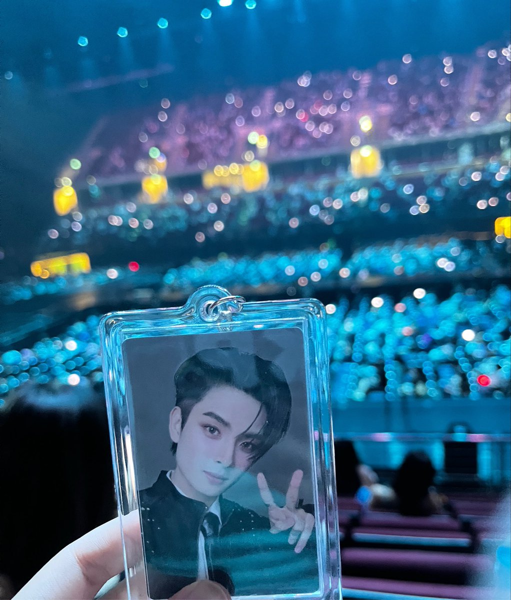 thda42's tweet photo. มารอเชียร์แล้วค้าบบ 💚
 #KHUNPOL 
#BUS_LIGHTASONE_D2 https://t.co/ochVqjraJ8