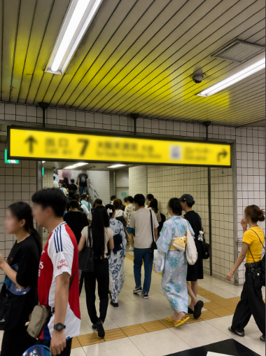 jrwest_kinki_op's tweet photo. 【桜ノ宮駅　混雑状況　17時18分現在】
天神祭開催に伴い、桜ノ宮駅は臨時改札口も大変混雑しております。
他の最寄り駅(京橋駅・天満駅・大阪城北詰駅・大阪天満宮駅 )も併せてご利用ください。ご協力をお願いいたします。
写真は大阪天満宮駅の様子です。#天神祭 #桜ノ宮駅 #大阪環状線 #JR西日本 https://t.co/g9RpSXvC5w