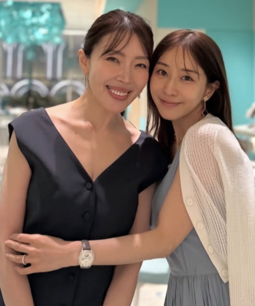 ryuse87richabet's tweet photo. 田中みな実世間に写真をアップされそうな会に結婚指輪付けて出向いて、しっかり指輪付けてる方の手を写真に写るようなポーズにして、しっかりインスタに載ってあるの計算高すぎてマジで無理かもwwwwww
わざとらしい指輪見せるポーズ https://t.co/fmLlHV5MaA
