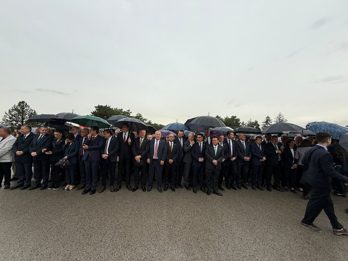 cenginyurt52's tweet photo. YENİ Partimizin Kurucular Kurulu olarak, Genel Başkanımız Sayın Özgür Özel ile birlikte; Cumhuriyetimizin kurucusu, sarı saçlı mavi gözlü dev adam Gazi Mustafa Kemal ATATÜRK’ün huzurunda, ANITKABİR’deyiz.

Milletimize, Cumhuriyetimize ve ATATÜRK’ün emanetine bağlılıkla; umutla, kararlılıkla ve hep birlikte yürüyoruz. @yenipartiyiz @eczozgurozel