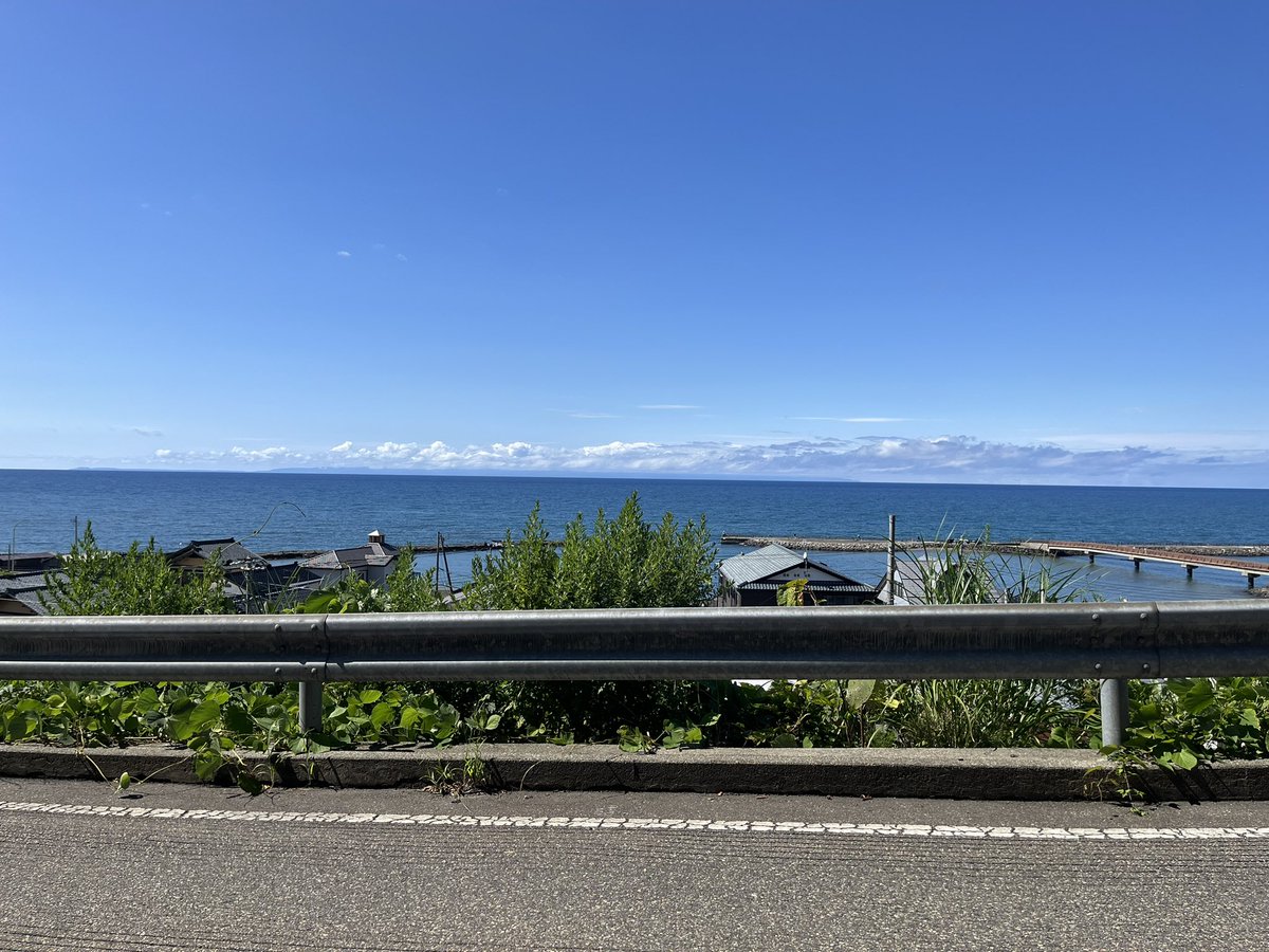 cocuou's tweet photo. 海沿いの海岸線を走る爽快感。日本海最高！ https://t.co/OFwOyVVce4