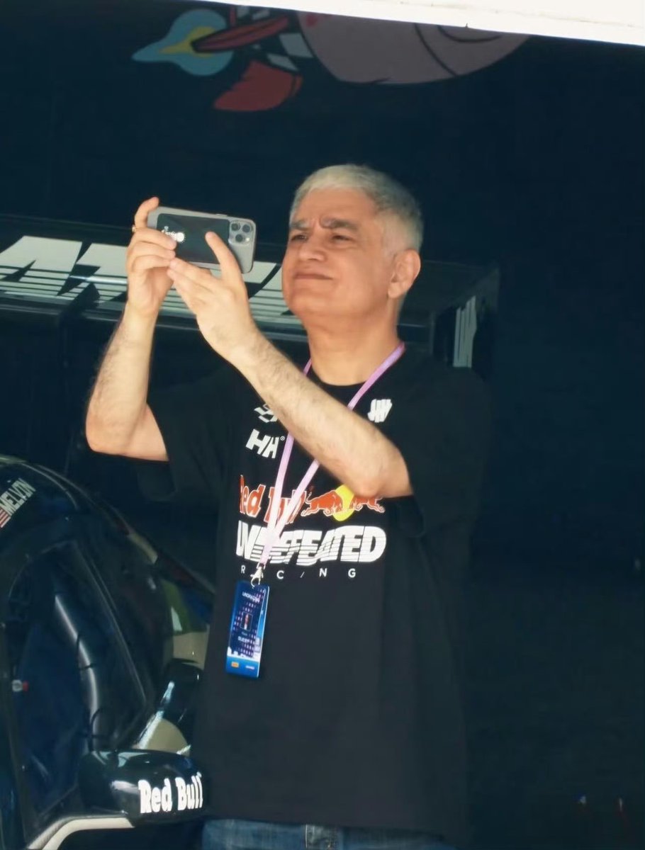 yibos85's tweet photo. 🏎 | 260725 | Vikram Channa, the Vice President of Warner Bros. Discovery Group & EIC of Greater China and Southeast Asia, spotted at the Zhuhai International Circuit.

Vikram has been at ZIC since early today. He watched Q1 and Q2, and was seen at the fanzone area and, of course, at UNO Racing's garage.

#WangYibo #WangYibo王一博 #王一博 #หวังอี้ป๋อ #ワンイーボー #왕이보 #YIBO85 #85RACING #ChinaGTChampionship #ChinaGT